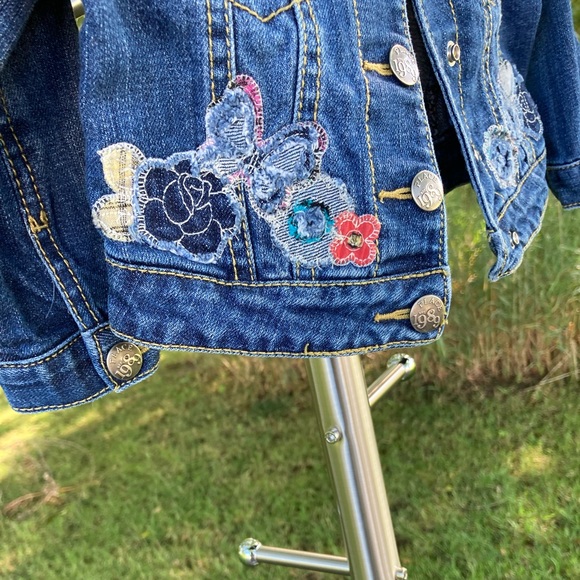 Place: Girl’s 18 months Jean jacket with appliqués. - Picture 3 of 8